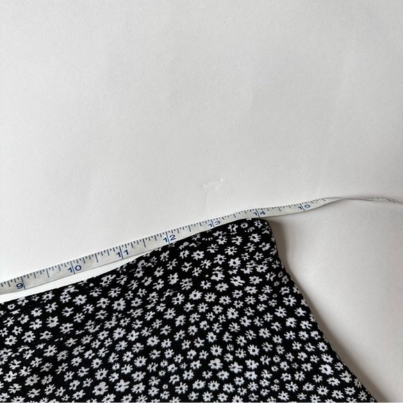 Black Daisy Floral Button Down Low Waisted Mini Skirt size 8 - Picture 2 of 10